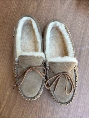BearPaw men’s Chestnut Brown Suede Moccasin Slip-On Slippers